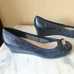 COLE HAAN sz 9B navy patent snakeskin wedge pumps